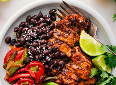 Grilled chicken fajita bowl with house-made salsa verde (Gluten-free)