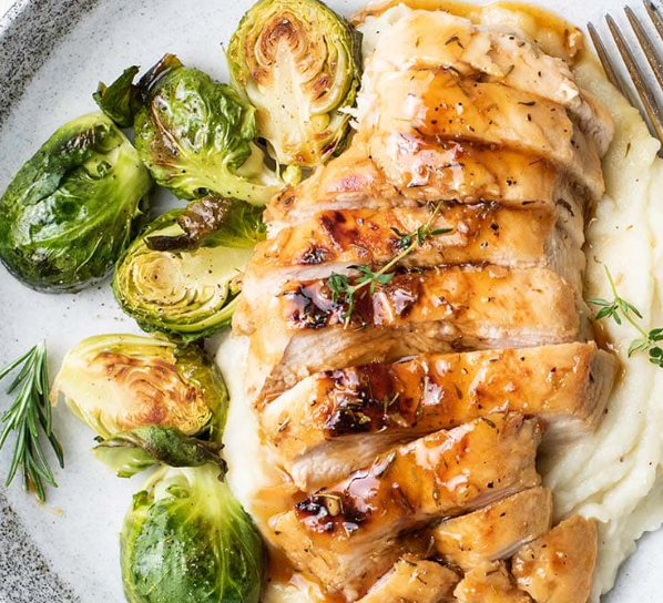 Rosemary roasted chicken with mashed potatoes, pan gravy & green beans (Gluten-free)