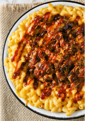 Pulled pork mac-n-cheese with BBQ sauce drizzle & roasted green beans